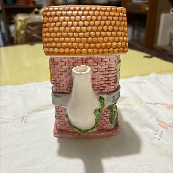 Vintage Charming Cottage Teapot with Floral Design - Picture 4 of 9